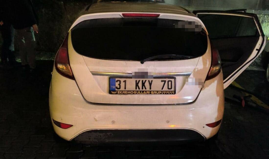 Batman'ın Kültür Mahallesi'nde bir otomobilin park halindeyken alev alması sonucu