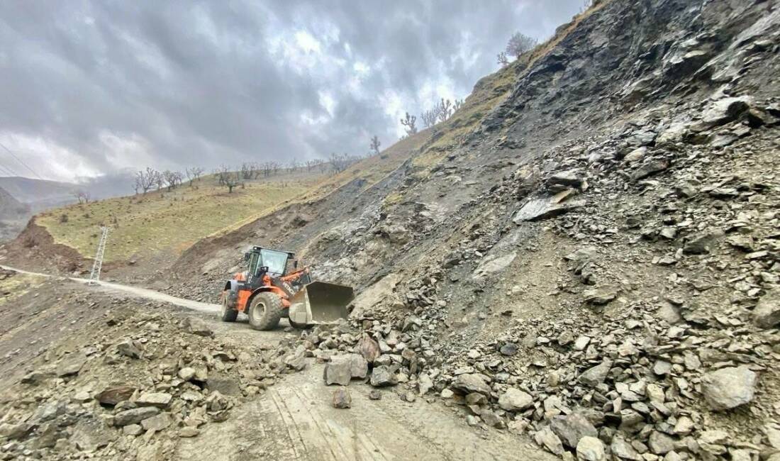 Batman’da şiddetli yağışlarla birlikte bazı köy ve mezra yolları ulaşıma kapandı Batman’ın Sason ilçesinde şiddetli yağışın yol açtığı heyelan sonrasında Derince,