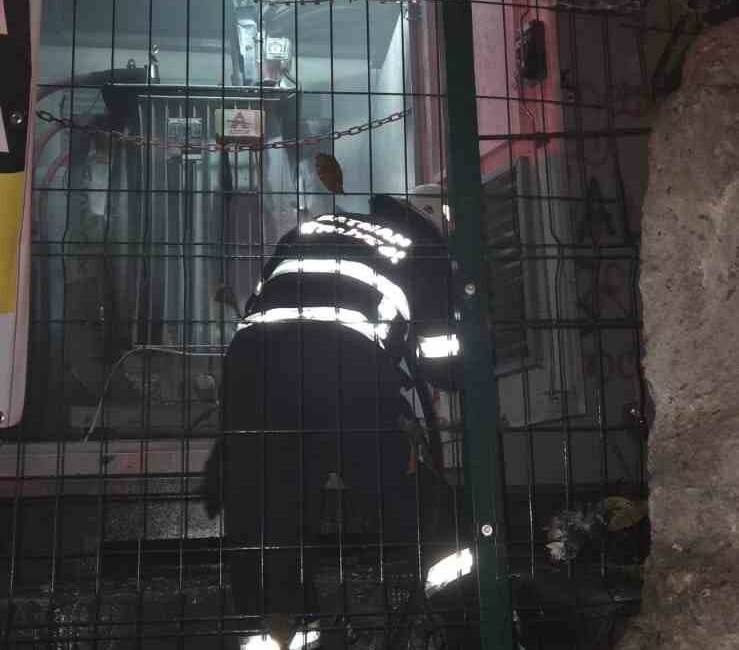 Çamlıtepe Mahallesi'ndeki bir elektrik trafosunda çıkan yangın, ekipler tarafından hızlı