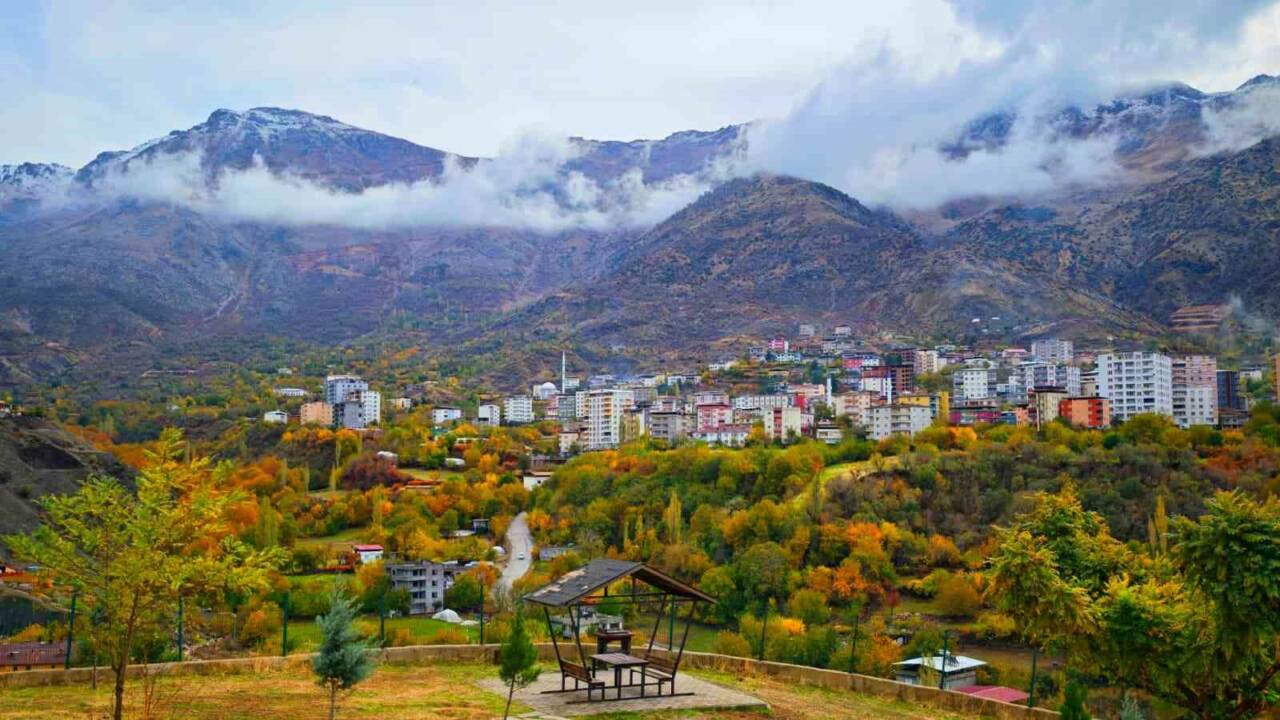 Batman’ın Sason ilçesinin dağlık bölgelerinde oluşan renk cümbüşü, dron ile