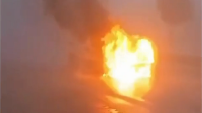 Besni’de seyir halindeyken alev alan otomobil kısa sürede küle döndü.