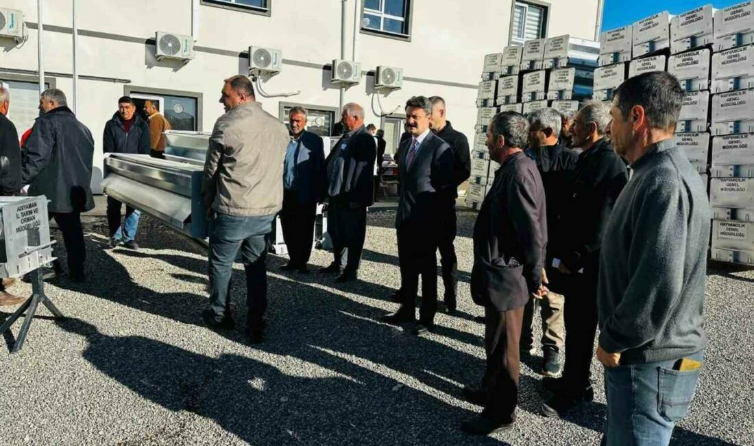 Besni’de 84 yetiştiriciye otomatik yemlik dağıtıldı Besni ilçesinde 84 küçükbaş hayvan yetiştiricisine Tarım ve Orman Bakanlığı