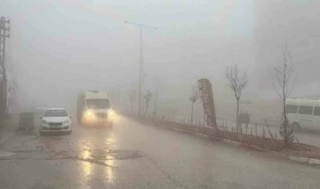 Besni’de yoğun sis etkili oldu Besni ilçesinde etkili olan yoğun sis, görüş mesafesini önemli ölçüde