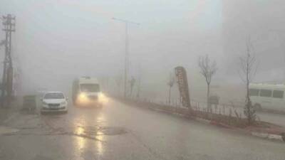 Besni ilçesinde etkili olan yoğun sis, görüş mesafesini önemli ölçüde
