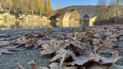 Çermik ilçesinde bulunan tarihi Artuklu eseri Haburman köprüsü, kış mevsiminde