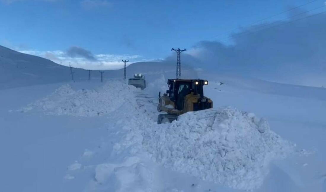 Şırnak'ta kar kalınlığı 1 metreyi aşarak ulaşımı olumsuz etkiledi. 3