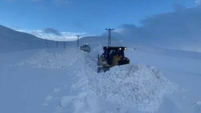 Şırnak'ta kar kalınlığı 1 metreyi aşarak ulaşımı olumsuz etkiledi. 3