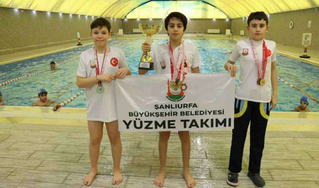 Şanlıurfa Büyükşehir Belediyesi'nin düzenlediği yüzme kurslarına katılan genç sporcular, Okul