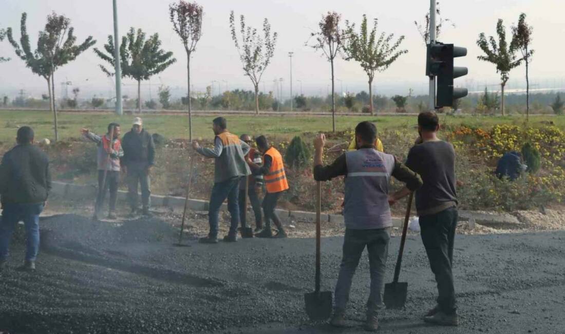 Büyükşehir Belediyesi’nden kent genelinde asfalt çalışması Şanlıurfa Büyükşehir Belediyesi, şehir genelinde ulaşım konforunu artırmak amacıyla yol,