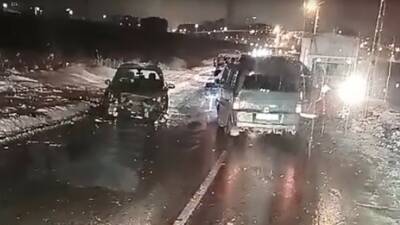 Batman’da yoğun kar yağışı sonrası oluşan buzlanma sonucu iki aracın