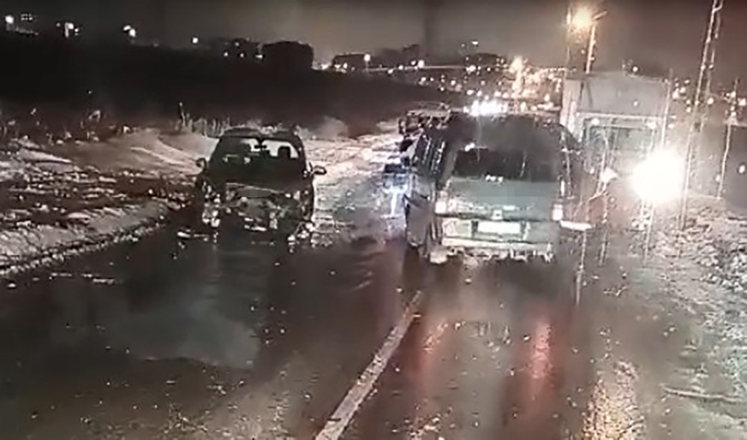 Batman’da yoğun kar yağışı sonrası oluşan buzlanma sonucu iki aracın