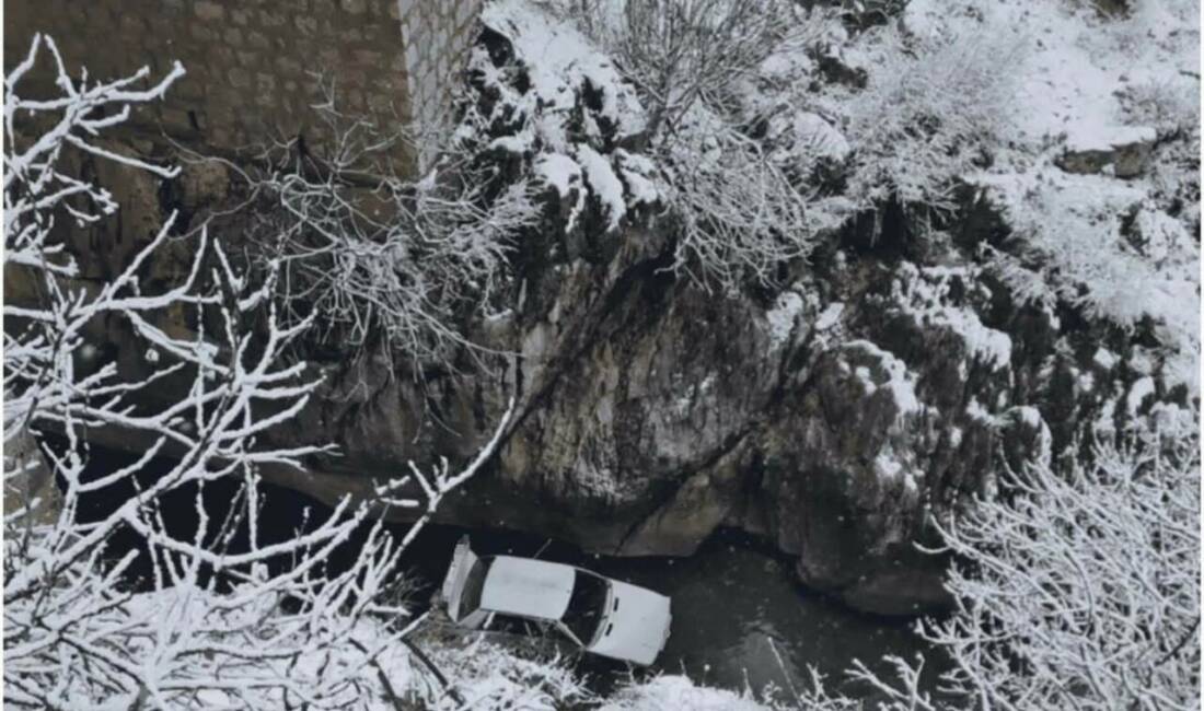 Diyarbakır’ın Çermik ilçesinde buzlanma nedeniyle kontrolden çıkan otomobilin dereye düşmesi