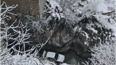 Diyarbakır’ın Çermik ilçesinde buzlanma nedeniyle kontrolden çıkan otomobilin dereye düşmesi