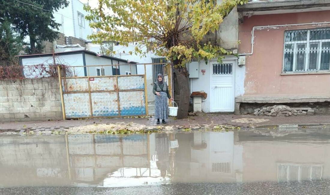 Caddede biriken sular evleri bastı Yağışlardan dolayı Adıyaman merkezinde bulunan Cumhuriyet Mahallesi Hısnımansur Caddesi'nde su