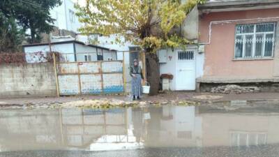 Yağışlardan dolayı Adıyaman merkezinde bulunan Cumhuriyet Mahallesi Hısnımansur Caddesi'nde su