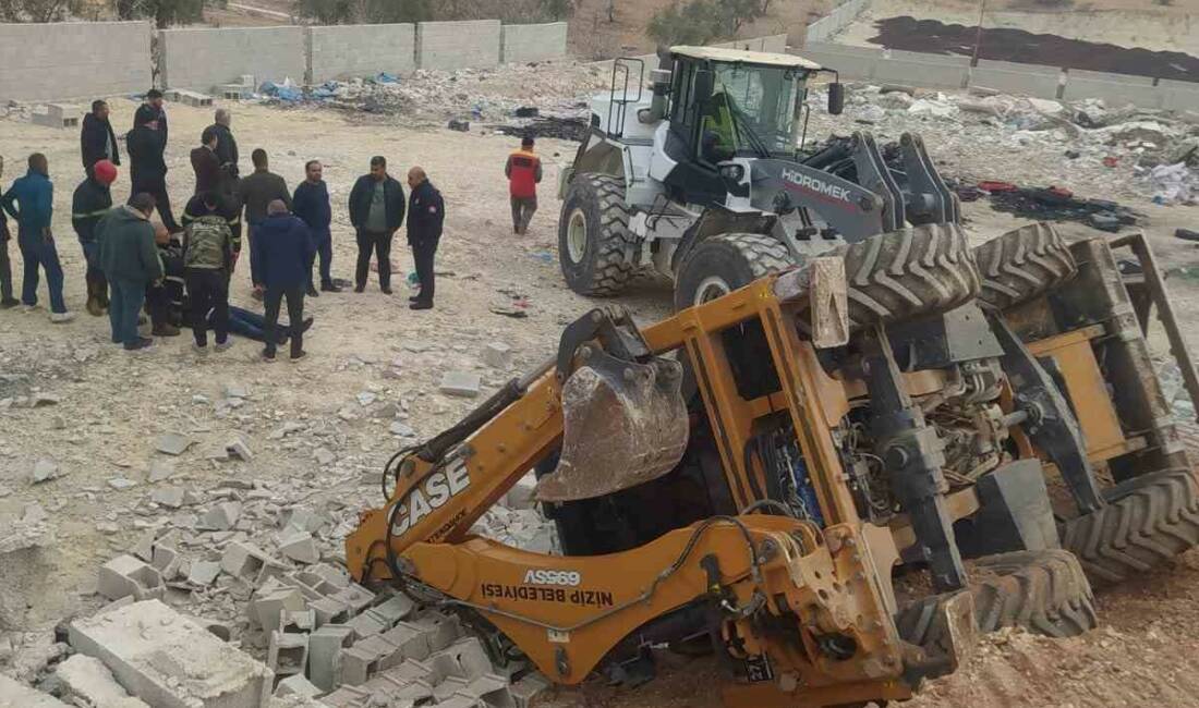 Nizip ilçesinde yol çalışması sırasında kepçenin çökmesi sonucu operatör yaralandı.