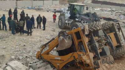 Nizip ilçesinde yol çalışması sırasında kepçenin çökmesi sonucu operatör yaralandı.