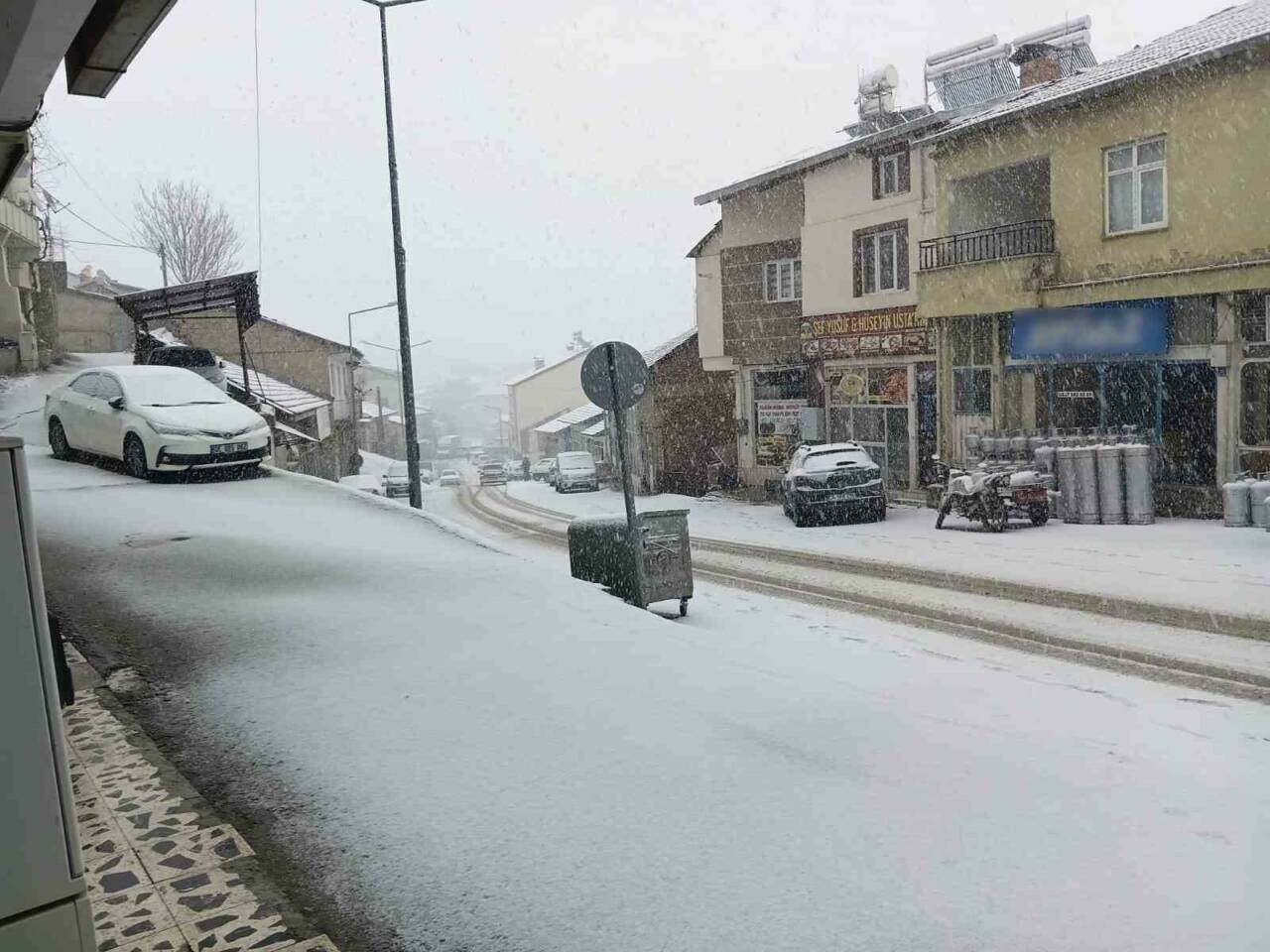 Adıyaman’ın Çelikhan ilçesi gece başlayan kar yağışıyla beyaza büründü.
