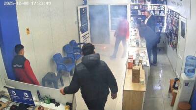 Midyat ilçesinde bulunan bir telefon tamir dükkanında bir vatandaşın tamir