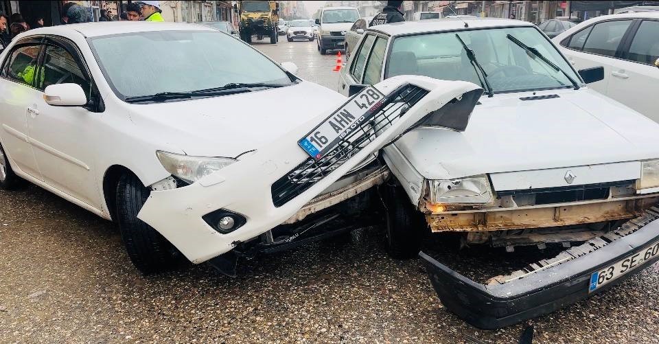 Şanlıurfa'nın Ceylanpınar ilçesinde meydana gelen trafik kazasında iki otomobil çarpıştı.