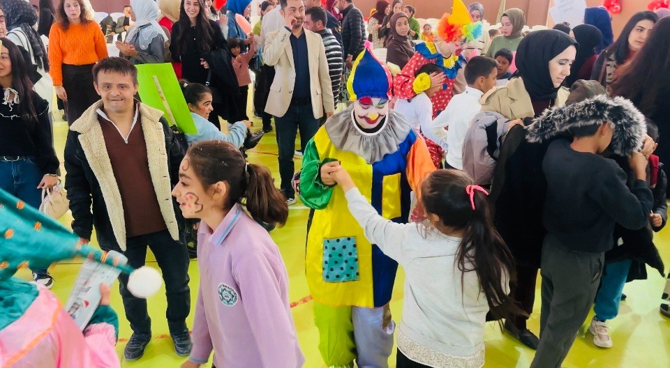 Ceylanpınar ilçesinde engelli bireyler için renkli bir etkinlik düzenlendi. Bin