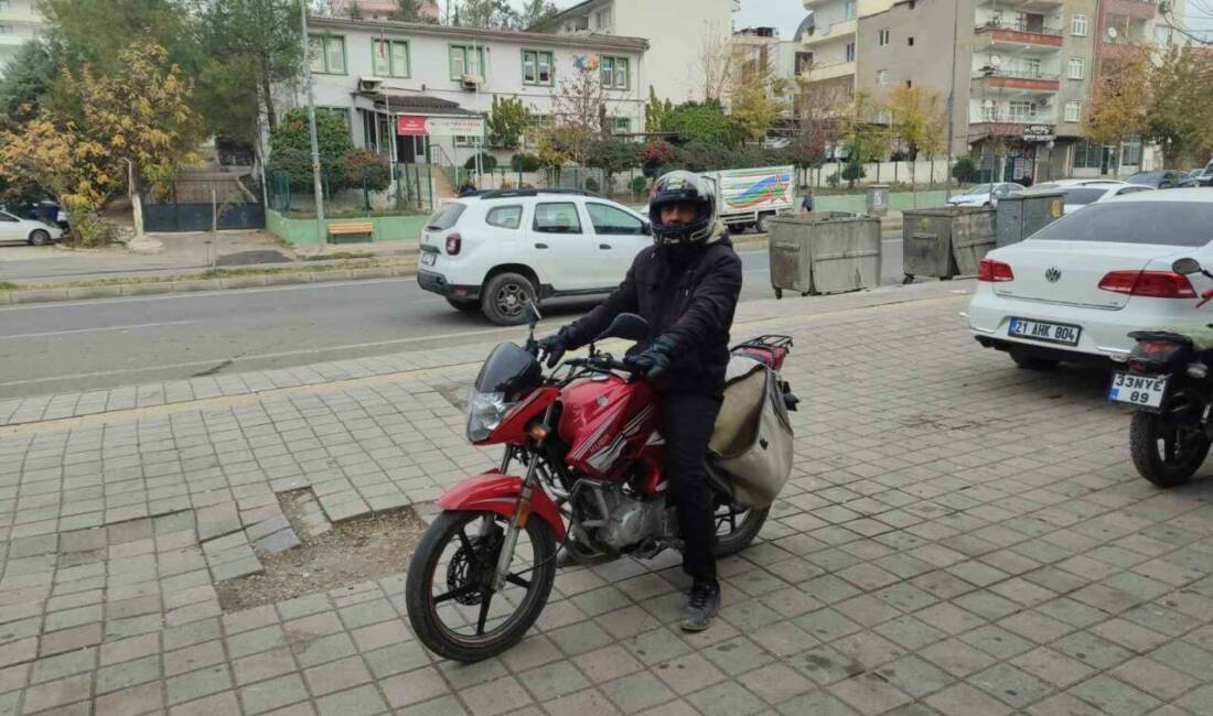 Ceza yedi, kaskı başına geçirerek motosiklet sürücülerine uyarıda bulundu Çermik ilçesinde bir motosiklet sürücüsü, Kent Güvenlik Yönetim Sistemi'ne takılarak