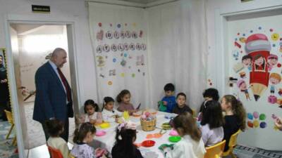 Çocuklar Cizre'deki 4-6 yaş Kur'an kurslarında temel dini bilgilerin yanı