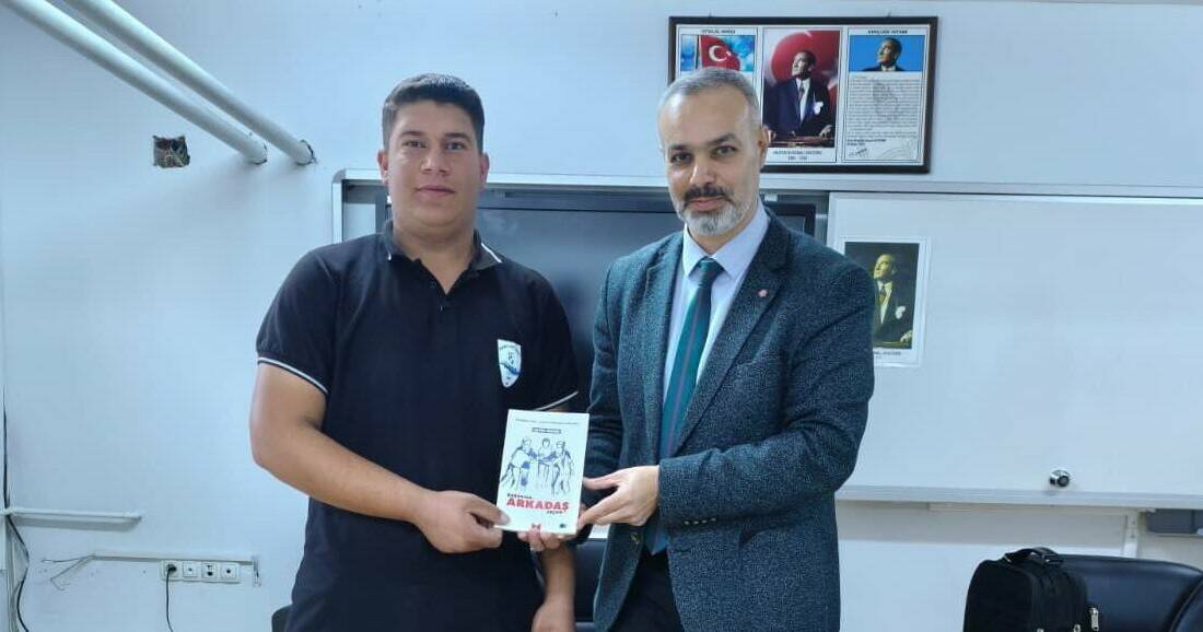 Gazeteci-yazar Metin Özmen, Cizre'deki bir lisede öğrencilere başarıda arkadaş seçiminin
