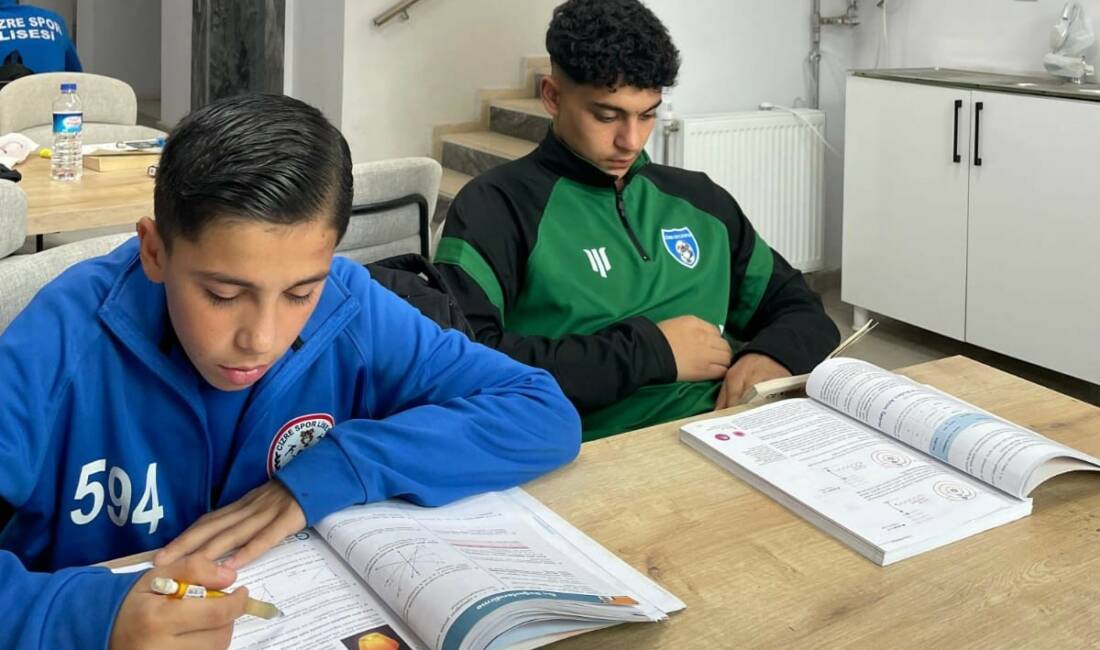 Cizre’de genç sporcular saha ve kitap arasında köprü kuruyorlar Türkiye Futbol Federasyonu (TFF) U15 Gelişim Ligi’nde şampiyonluk hedefleyen Cizre