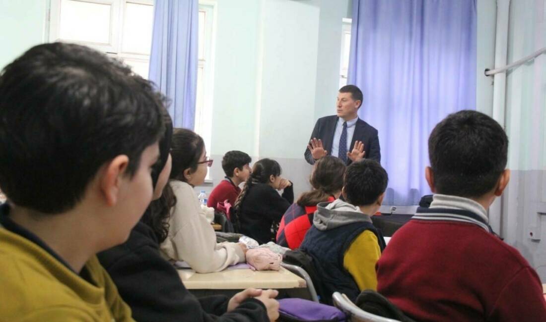 Cizre ilçesindeki Şehit Sait Atak İlkokulu-Ortaokulu'nda Milli Eğitim Müdürü Şahan