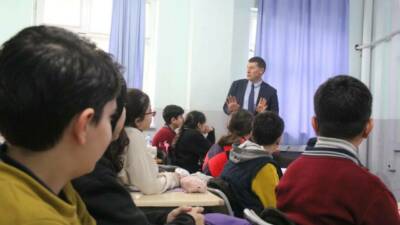 Cizre ilçesindeki Şehit Sait Atak İlkokulu-Ortaokulu'nda Milli Eğitim Müdürü Şahan