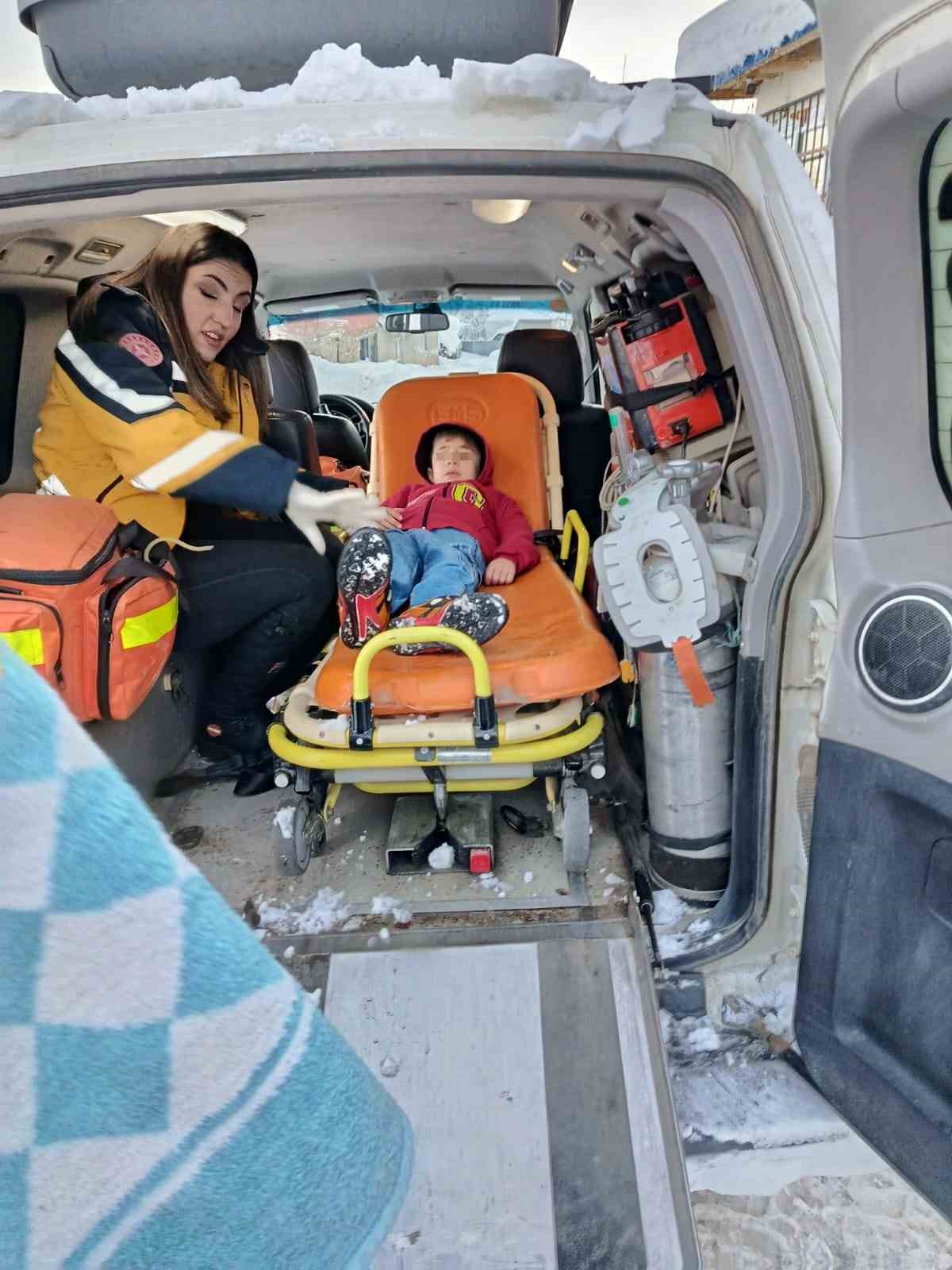 Siirt’in Pervari ilçesinde damdan düşerek yaralanan 7 yaşındaki çocuk hastaneye