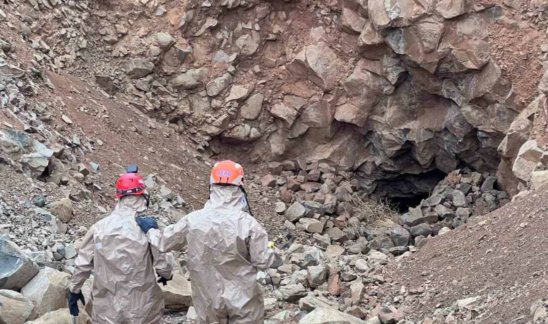 Define aranan mağarada çökme tehlikesi nedeniyle 11 kişilik kurtarma ekibi geri çekildi Şırnak'ın Cizre ilçesine bağlı Düzova köyünde define arandığı düşünülen mağarada