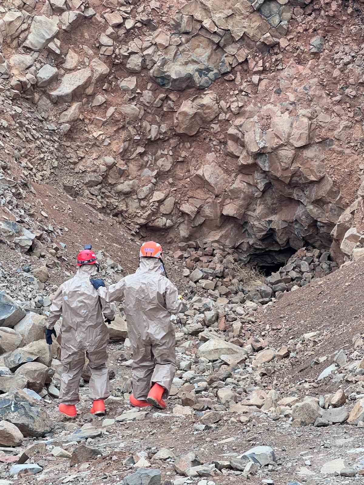 Şırnak'ın Cizre ilçesine bağlı Düzova köyünde define arandığı düşünülen mağarada