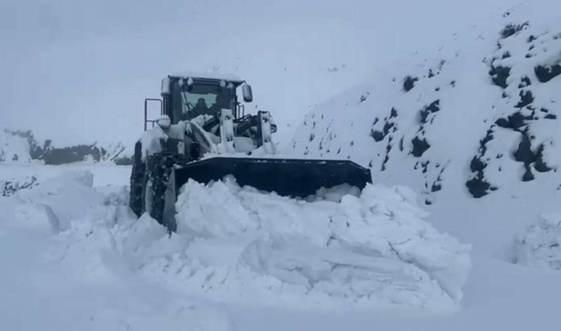 Dikkat O ilde Beyaz örtü yarım metreyi geçti..! Şırnak'ta yarım metreyi aşan kar kalınlığı nedeniyle yol açma çalışmaları