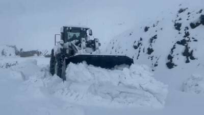 Şırnak'ta yarım metreyi aşan kar kalınlığı nedeniyle yol açma çalışmaları