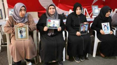 Diyarbakır'da eski HDP il binası önünde evlatları için oturma eylemi