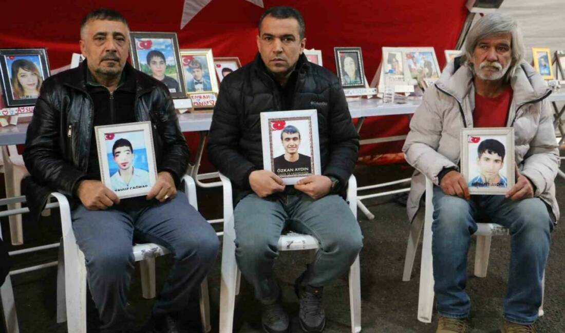 Diyarbakır'da eski HDP İl Başkanlığı önünde oturma eylemi yapan anneler,