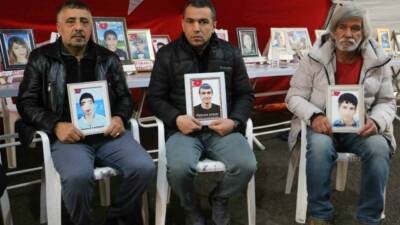 Diyarbakır'da eski HDP İl Başkanlığı önünde oturma eylemi yapan anneler,