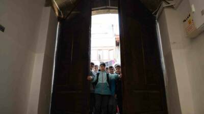 Diyarbakır'ın Sur ilçesinde bulunan Ziya Gökalp İlkokulu, 1910 yılında kız