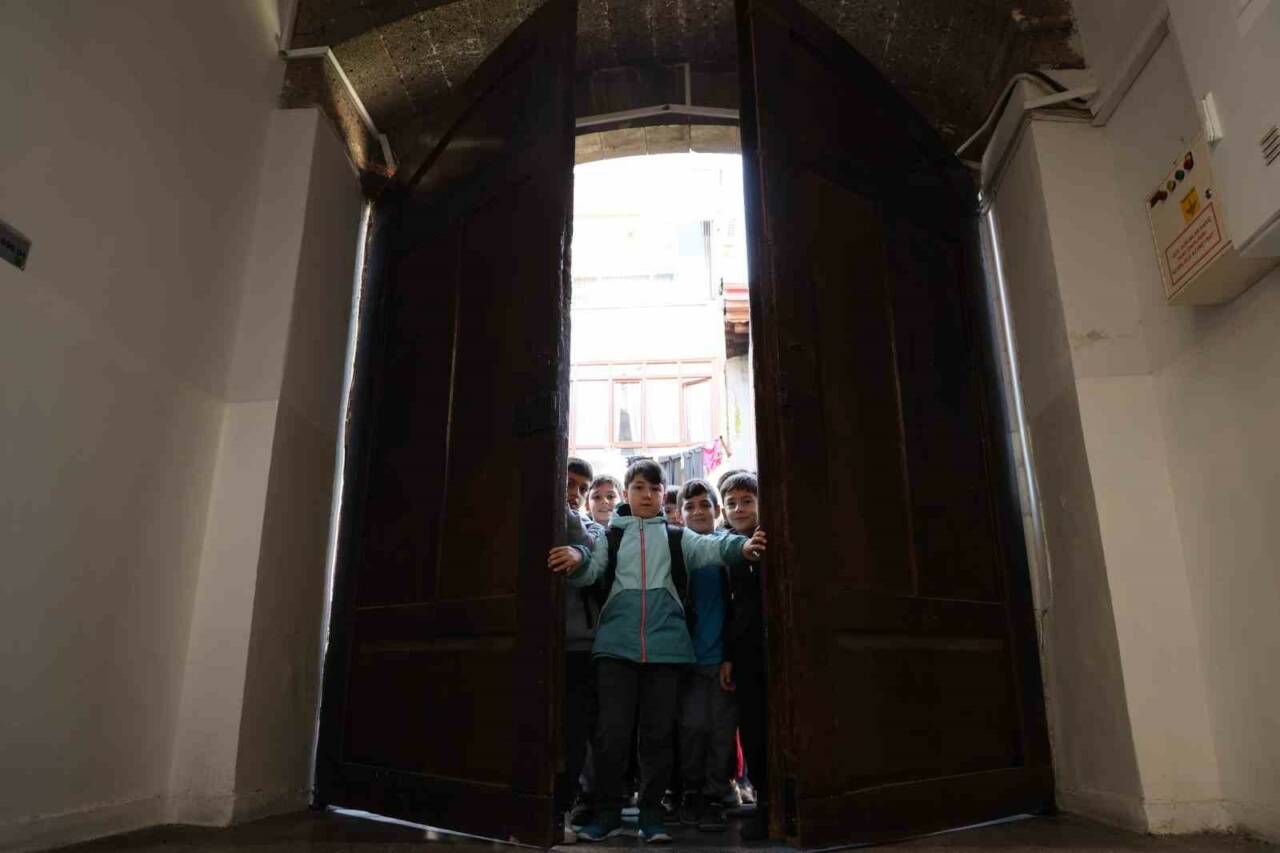 Diyarbakır'ın Sur ilçesinde bulunan Ziya Gökalp İlkokulu, 1910 yılında kız