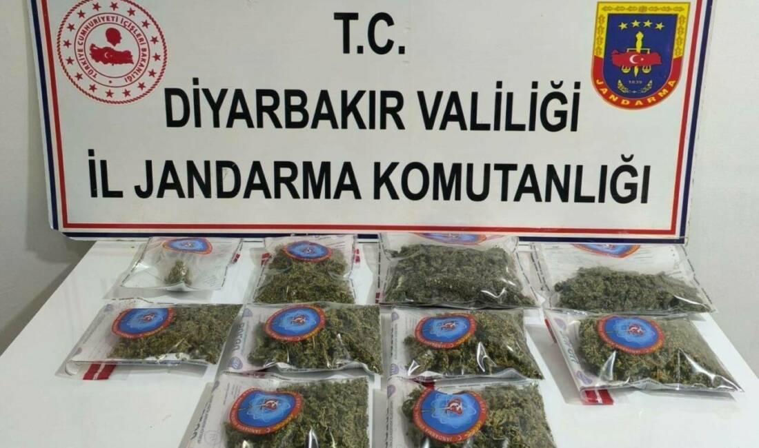 Diyarbakır’da 25 kilo esrar ele geçirildi Diyarbakır’da jandarma ekipleri tarafından düzenlenen operasyonda 25 kilogram esrar bulundu.