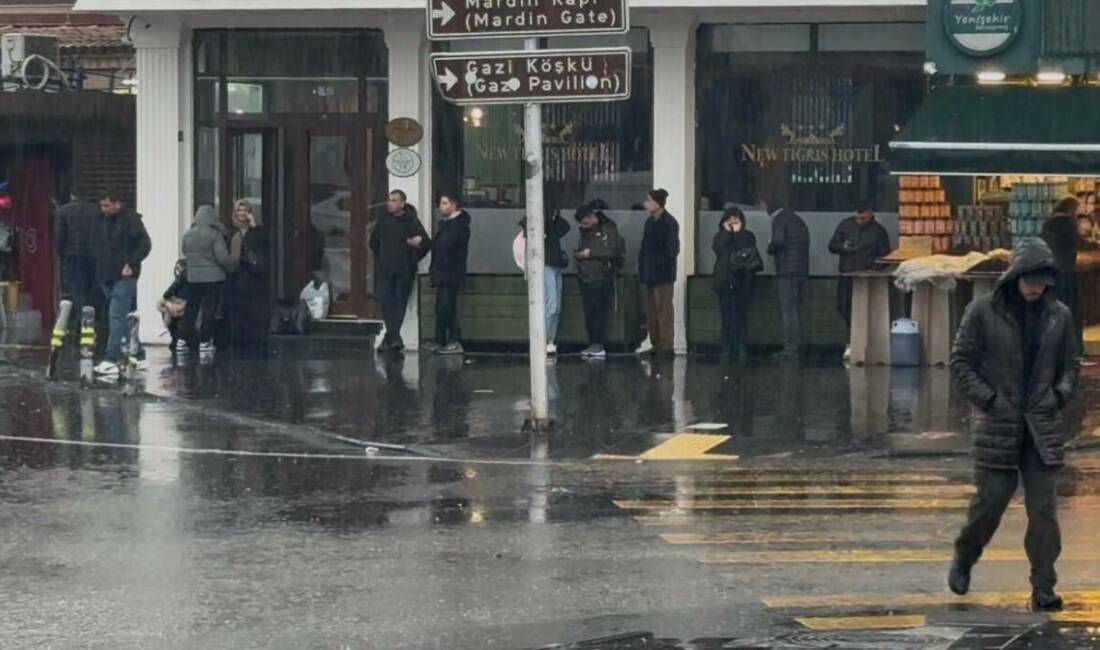 Diyarbakır’da aniden bastıran yağmur hayatı felç etti Diyarbakır'da öğle saatlerinde aniden başlayan sağanak yağmur, vatandaşları olumsuz etkiledi.