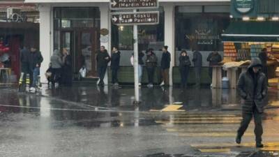 Diyarbakır'da öğle saatlerinde aniden başlayan sağanak yağmur, vatandaşları olumsuz etkiledi.