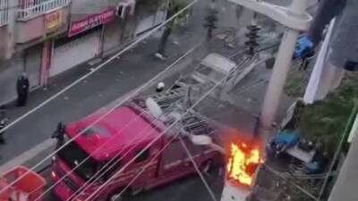 Diyarbakır'da Bağlar ilçesinde aşırı yüklenen bir trafo alev aldı. İtfaiye