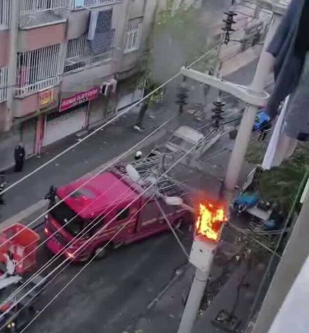 Diyarbakır'da Bağlar ilçesinde aşırı yüklenen bir trafo alev aldı. İtfaiye