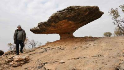 Kocaköy ilçesinde bulunan "mantar kaya", ince sütunla ayakta duran geniş