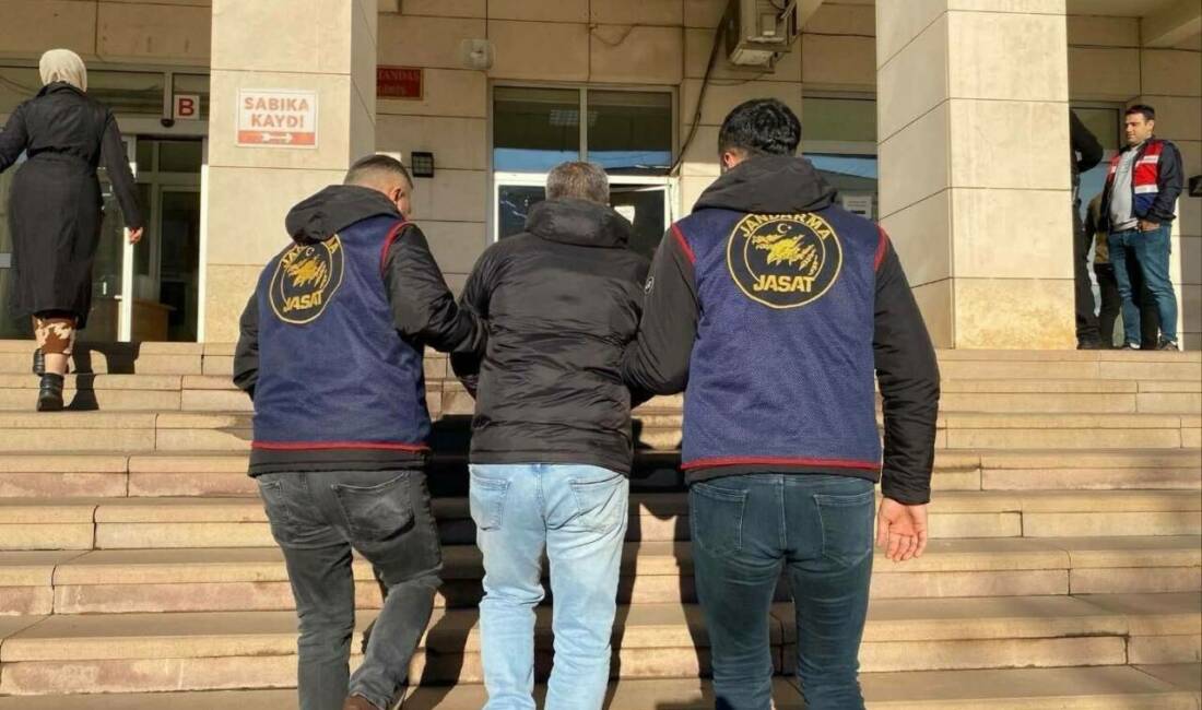 Diyarbakır’da haklarında kesinleşmiş hapis cezası bulunan 120 kişi yakalandı Diyarbakır'da jandarma ekipleri tarafından düzenlenen operasyonlarda, kesinleşmiş hapis cezası bulunan