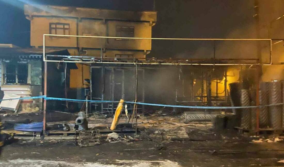 Dicle ilçesinde bulunan bir hırdavat dükkanı, henüz belirlenemeyen bir sebepten