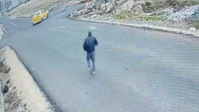 Diyarbakır'ın Kayapınar ilçesinde bir ticari taksi, ana yola kontrolsüzce çıkarak